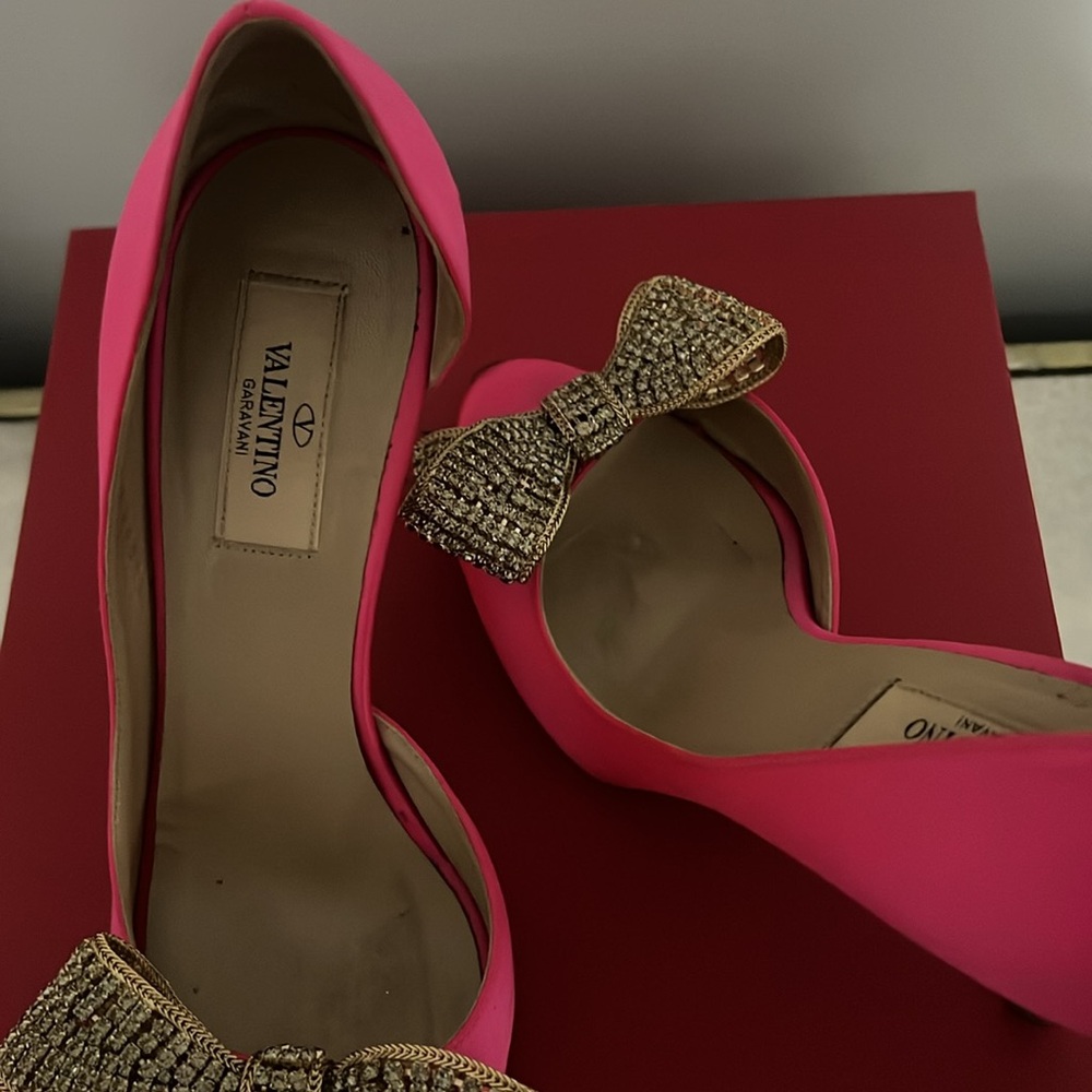 Valentino Hot pink size 8 satin rhinestone Bow heels gently worn condition w-box - Picture 4 of 10